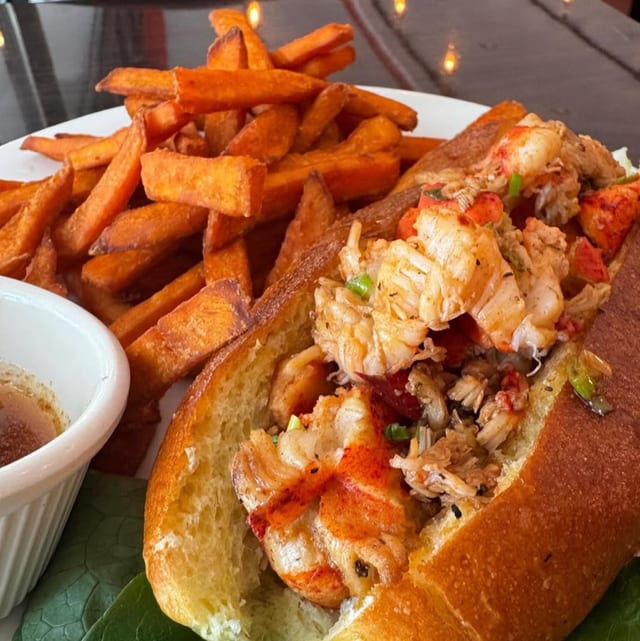Finas Lobster Roll.